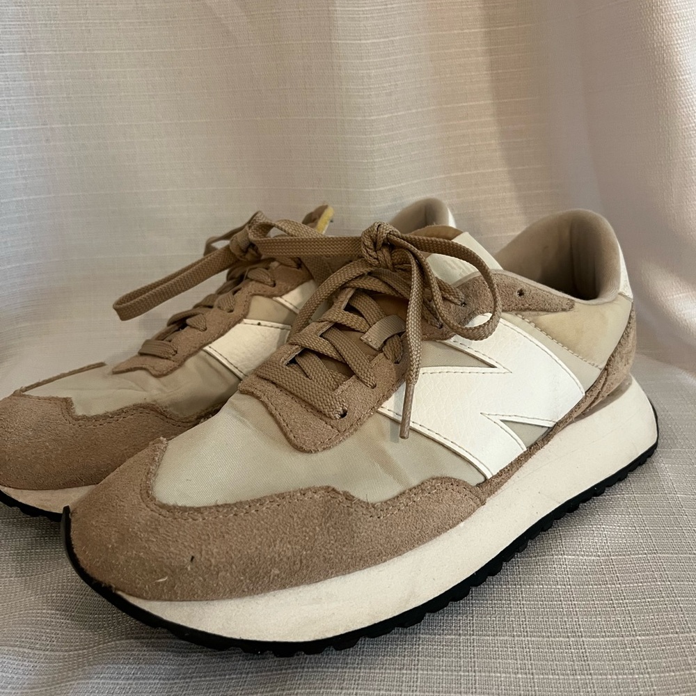 New Balance Women’s 237 Beige and White Sneakers Size 10